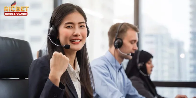 Nh&agrave; c&aacute;i lu&ocirc;n sẵn s&agrave;ng hỗ trợ giải đ&aacute;p cho người chơi.